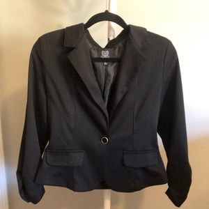 Adorable flattering black cropped blazer